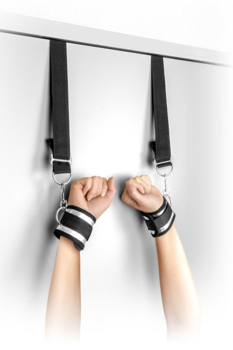 DOOR HANGING HANDCUFFS DOOR HANGING HANDCUFFS