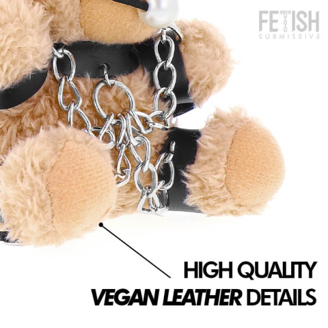 Zbliżenie na twarz Fozzie Teddy Bear z ozdobami BDSM i ekoskórzanymi paskami Zbliżenie na twarz Fozzie Teddy Bear z ozdobami BDSM i ekoskórzanymi paskami