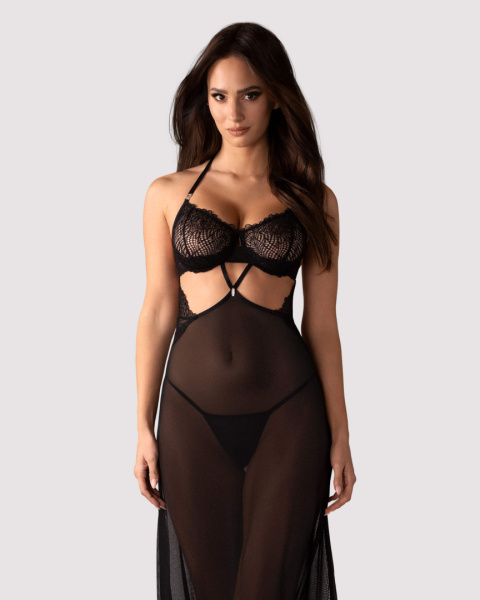 Modelka prezentująca komplet długiej koszulki nocnej i stringów Iliosa Obsessive, podkreślających elegancki i zmysłowy styl bielizny Modelka prezentująca komplet długiej koszulki nocnej i stringów Iliosa Obsessive, podkreślających elegancki i zmysłowy styl bielizny