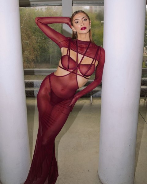 Dół spódnicy sięgający ziemi – zwiewny materiał.