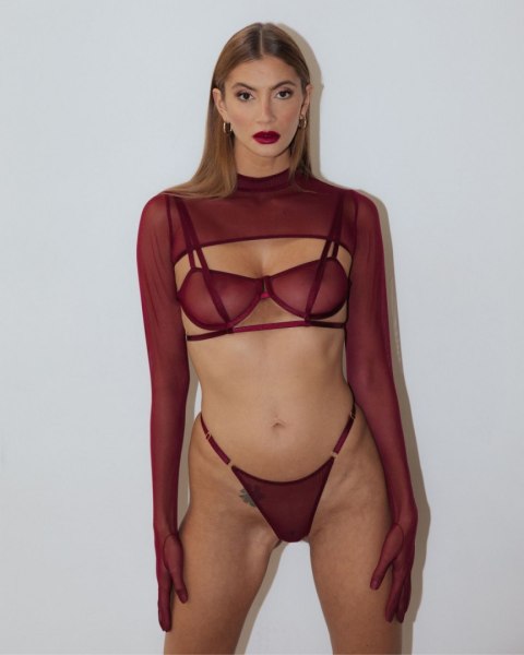 Top Vivien Burgundy na modelce – widok z przodu z rękawiczkami.