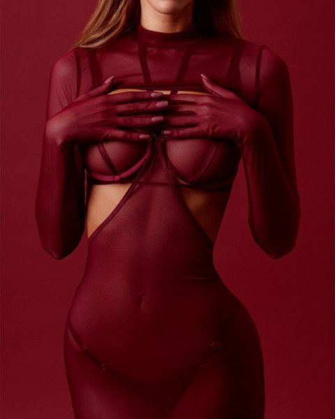 Zbliżenie na dłonie – zintegrowane rękawiczki z siatki.