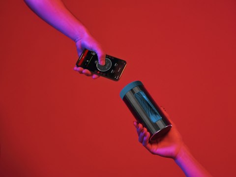 Mężczyzna używający aplikacji LELO do sterowania konsolą F1S V3