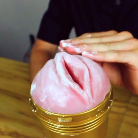 Aplikacja pudru na wysuszony gadżet.