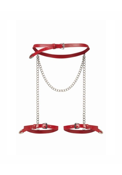 Zbliżenie na wiszące łańcuszki ozdobne na udach.