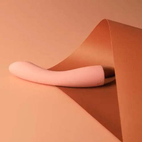 Wibrator punktu G SVAKOM Amy w kolorze różowym na eleganckim tle.