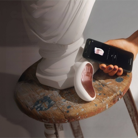 LELO SONA 3 Cream - biały masażer soniczny o ergonomicznym kształcie, widok z przodu na panel sterowania