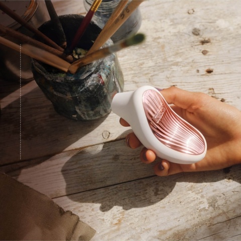 LELO SONA 3 Cream - biały masażer soniczny o ergonomicznym kształcie, widok z przodu na panel sterowania