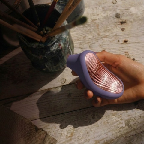 LELO SONA 3 Cyber Purple - ciemnofioletowy masażer soniczny o ergonomicznym kształcie,