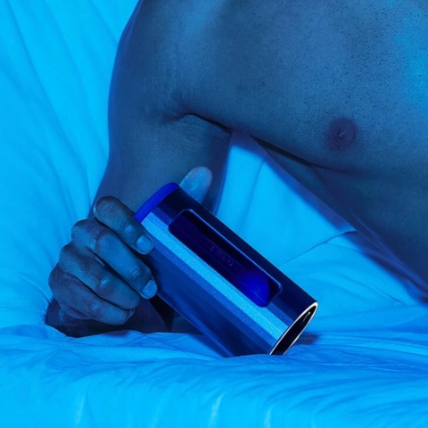 Mężczyzna trzymający luksusowy gadżet LELO F1s V2 - design premium