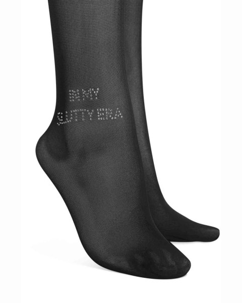 Błyszczący napis In my slutty era nad kostką