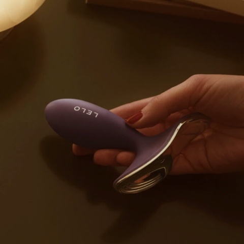 Purpurowy luksusowy wibrator analny unisex LELO Surfer 2 wykonany z medycznego silikonu  w ręce