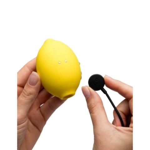 Magnetyczny kabel USB podłączony do styków ładowania ROMP Lemon Crush